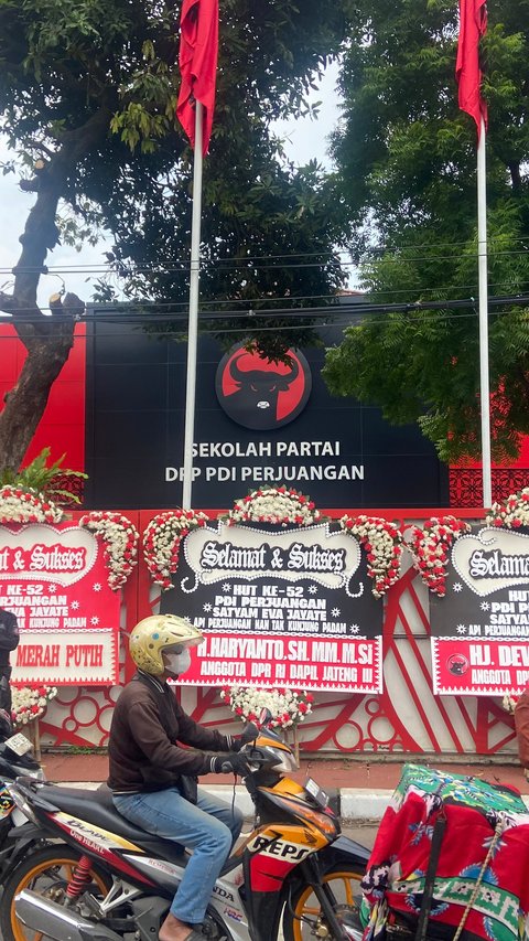 Didampingi Prananda hingga Hasto, Megawati Hadiri Perayaan HUT ke-52 PDIP di Sekolah Partai