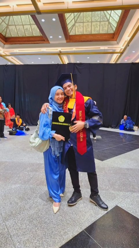 Potret Rizki DA Bahagia Akhirnya Wisuda Didampingi Istri Cantiknya, Tampil Gagah Menggunakan Toga