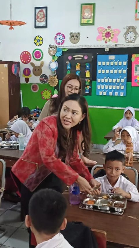 Insiden Sendok Bengkok saat Murid SDN Bangka 01 Pagi Santap Makan Bergizi Gratis Bikin Happy Djarot Kaget