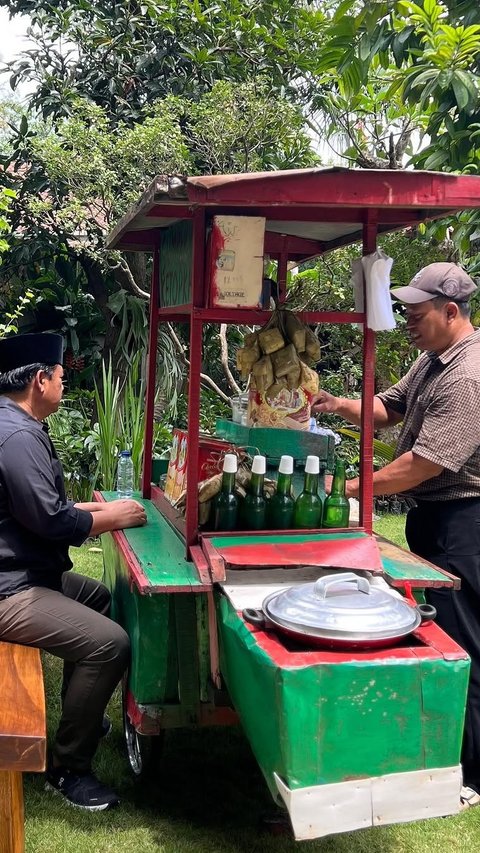 Momen Eks Panglima TNI Didatangi Gerobak Merah, Langsung Duduk Pesan Makanan Menunya Sederhana