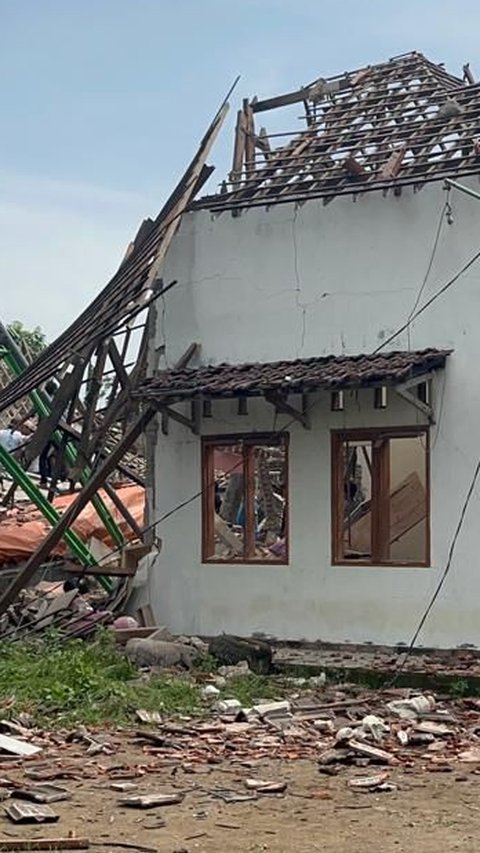 FOTO: Dahsyatnya Ledakan Rumah Polisi di Mojokerto, Bangunan Luluh Lantak dan Dua Orang Tewas