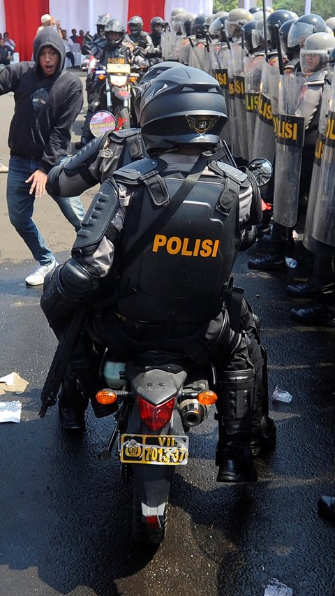 Suporter PSIS dan Persita Bentro di Tol Jagorawi, Ratusan Orang Ditangkap Polisi