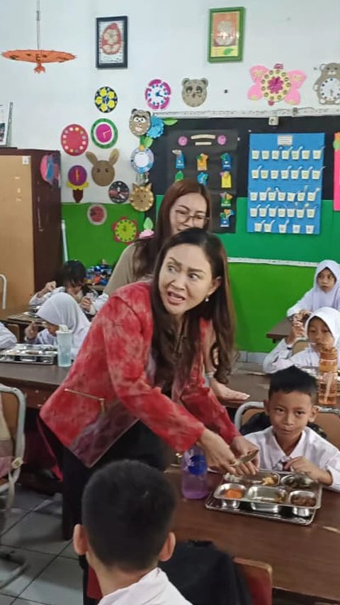 VIDEO: Tinjau Makan Bergizi Gratis Prabowo, Istri Djarot PDIP Tajam Pelototi Menu untuk Siswa