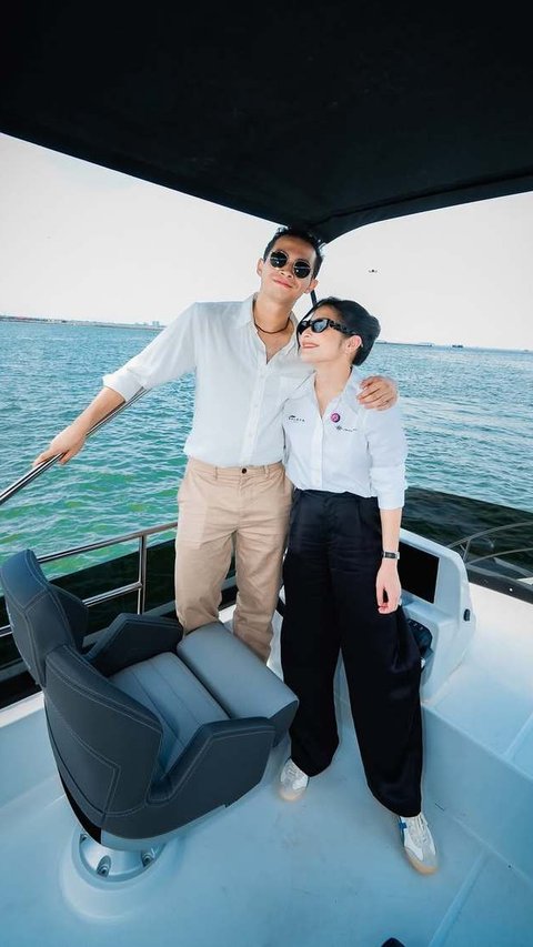 Dari Hobi Jadi Cuan, Potret Prilly Latuconsina di Grand Launching Yatch - Sudah Terang-terangan Gandeng Omara Esteghlal