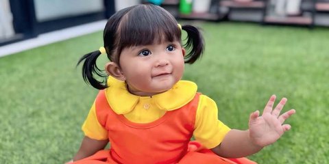 Super Cute! Potret Dek Cunda Anak Denny Caknan Cosplay Jadi Boneka Sqiud Game