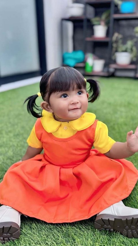 Super Cute! Potret Dek Cunda Anak Denny Caknan Cosplay Jadi Boneka Sqiud Game