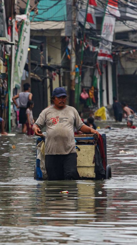 FOTO: Banjir Rob Kembali Rendam Jakarta Utara, Ketinggian Air Capai 80 Cm