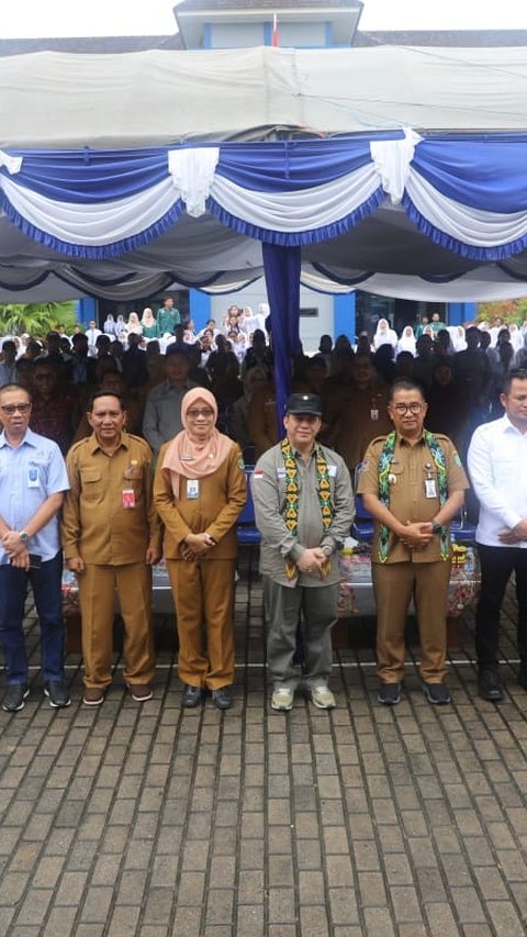 Pj Gubernur Kaltim Akmal Malik Panen Melon di SMAN 3 Tenggarong