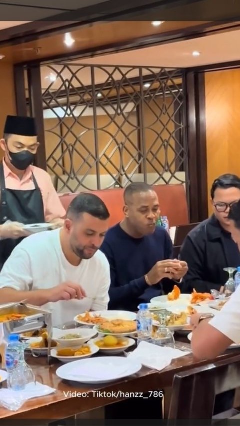 Patrick Kluivert Makan Nasi Padang, Ini Reaksinya Cicipi Rendang Khas Padang yang Bumbunya Medok