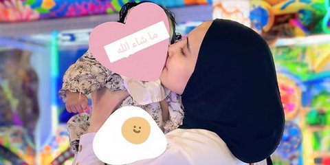 Potret Zaskia Sungkar Diduga Adopsi Bayi Perempuan, Diberi Nama Humaira & Wajahnya Masih Rahasia