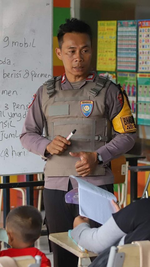 FOTO: Sosok Aiptu Agus Riyanto, Polisi Inspiratif Dirikan Sekolah Gratis untuk Anak-Anak Pemulung di Sudut Jakarta