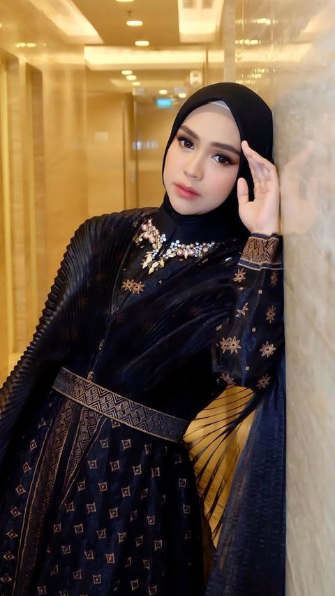 6 Tampilan Ria Ricis dalam Balutan Outfit Serba Hitam, Elegan dan Menawan