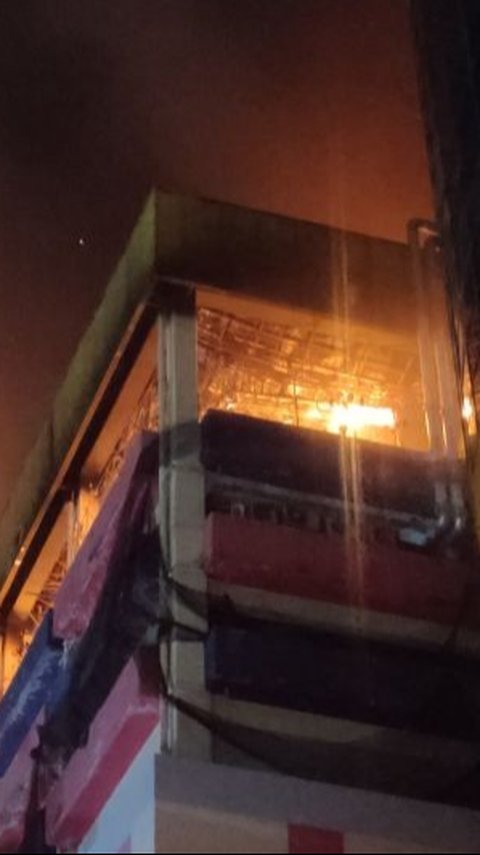 Wajah-Wajah Lemas Korban Kebakaran Glodok Plaza yang Berhasil Dievakuasi