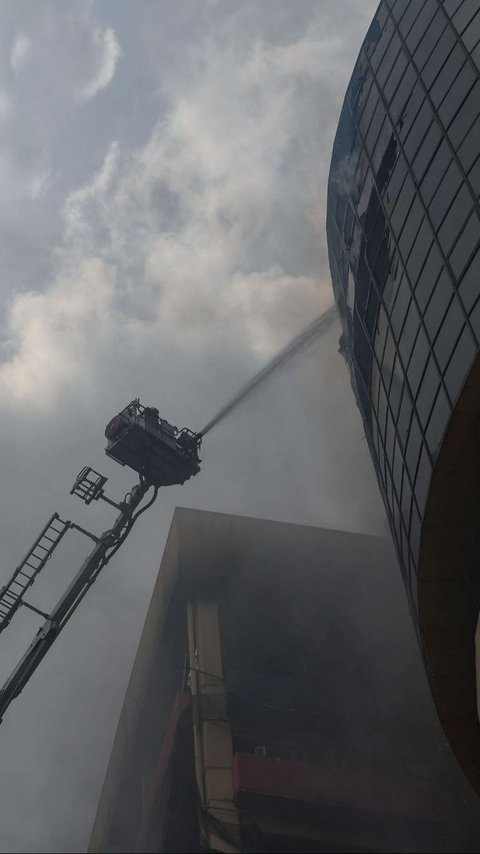 FOTO: Aksi Petugas Damkar Berjam-jam Berjibaku Atasi Kebakaran Dahsyat Glodok Plaza