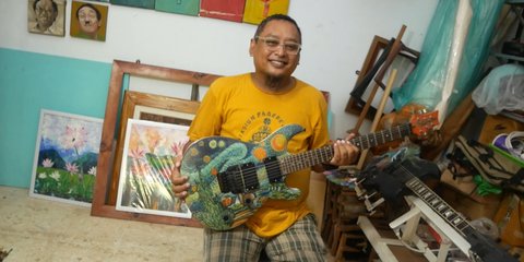 Pria Lumajang Ini Jago Lukis Gitar, Karyanya Diminati Musisi dan Kolektor