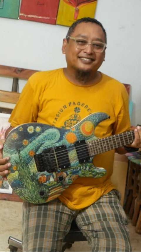 Pria Lumajang Ini Jago Lukis Gitar, Karyanya Diminati Musisi dan Kolektor