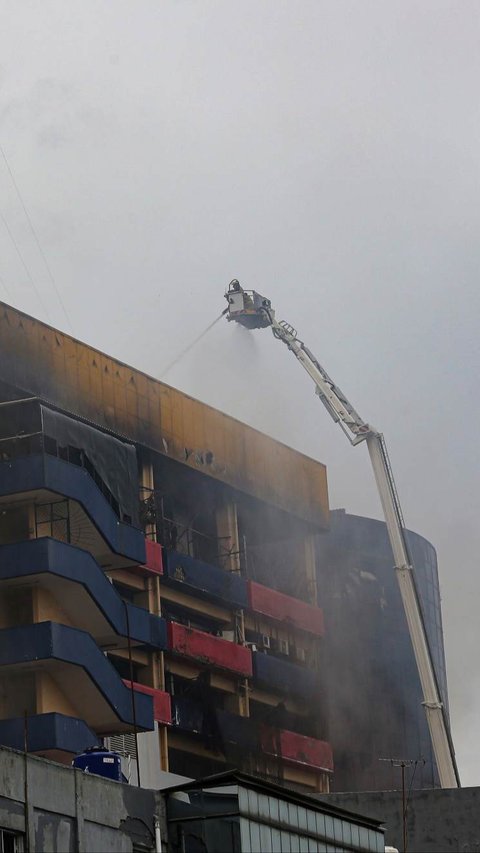 FOTO: Situasi Terkini Glodok Plaza Pascakebakaran Dahsyat, Asap Masih Mengepul dan Puluhan Toko Tutup