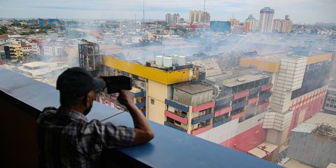 FOTO: Situasi Terkini Glodok Plaza Pascakebakaran Dahsyat, Asap Masih Mengepul dan Puluhan Toko Tutup