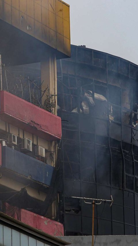 Petugas Damkar Dipecah Jadi Dua Tim di Tengah Proses Pendinginan Glodok Plaza, Ini Tujuannya