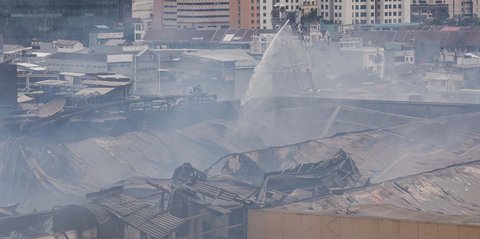 VIDEO: Wajah Lelah Damkar Kebakaran Glodok Masih Semprotkan Air, Pantang Pulang Sebelum Padam