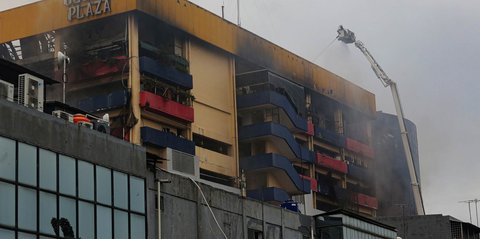 Sudah 15 Jam, Belum Semua Titik Api Kebakaran di Glodok Plaza Padam