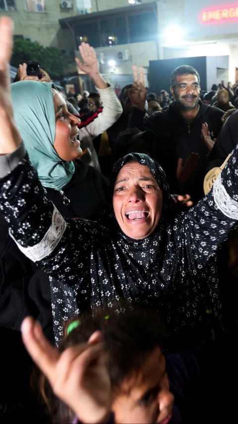 VIDEO Momen Haru Jurnalis Palestina Lepas Helm dan Rompi Pelindung Saat Sambut Gencatan Senjata di Gaza