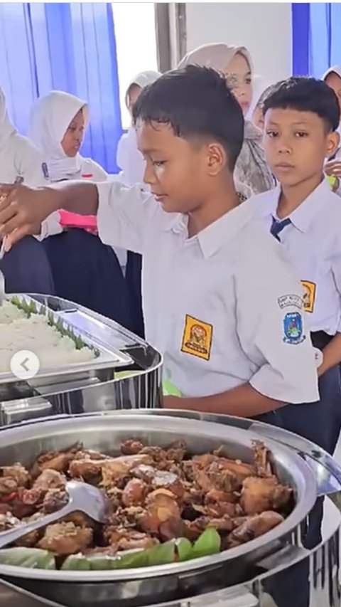 Pembagian Makan Bergizi Gratis di SMPN 7 Majalengka Model Prasmanan Tanpa Kotak Kemasan, Ternyata Ini Alasan Pj Bupati