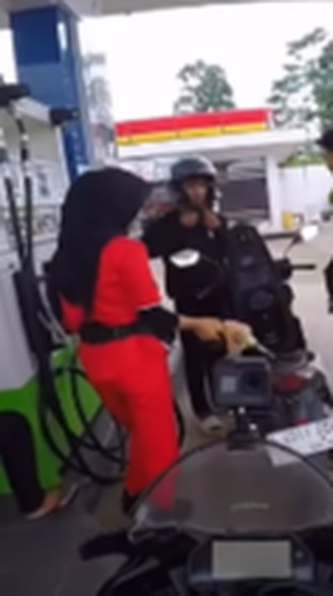 Saat Isi Bensin Tak Sengaja Jumpa Mantan Pacar, Pria Ini Syok Sampai Motornya Mogok