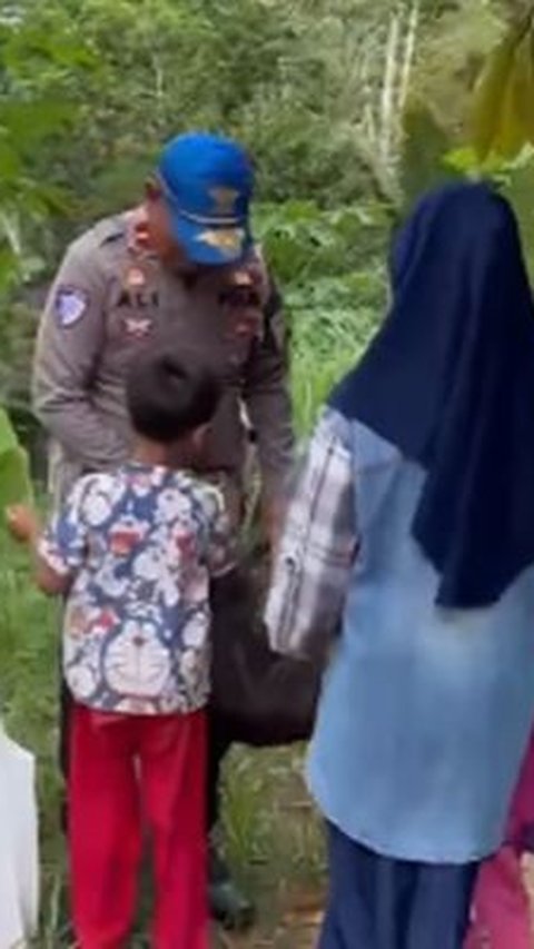 Kisah Empat Kakak Beradik Ditinggal Ibu Tanpa Pamit Bikin Perwira Polisi Beraksi, Datangi Rumah di Atas Gunung