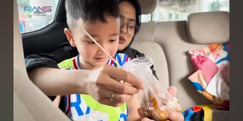 Potret Rayyanza Cipung Temani Sus Rini Belanja Kain ke Pasar, Pulangnya Jajan Cilok Buat Makan di Rumah