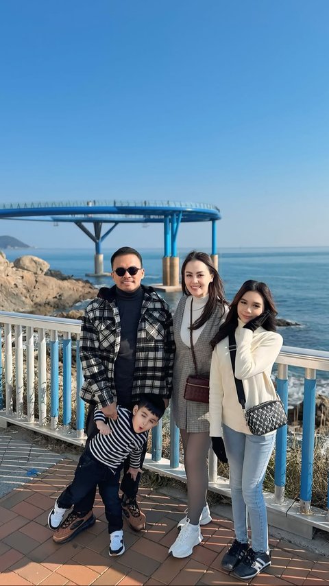 4 Potret Jennifer Dunn dan Faisal Haris Liburan ke Korea Bareng Dua Anaknya, Tampil Kompak Penuh Senyuman