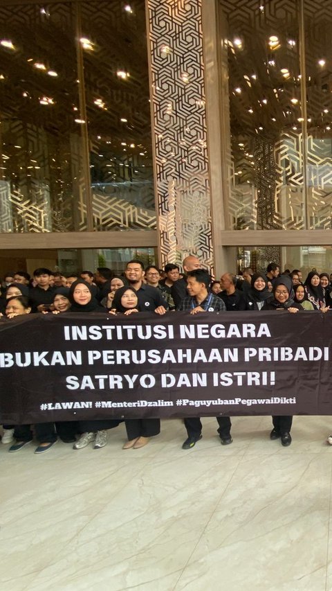 ASN Demo Mendiktisaintek Satryo Soemantri, Bawa Spanduk Protes jadi 'Babu Keluarga'