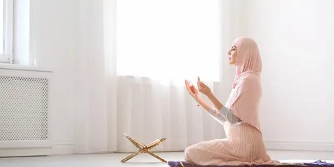 Beda dengan Pria, Begini Cara Makmum Perempuan Ingakan Imam yang Lupa saat Sholat