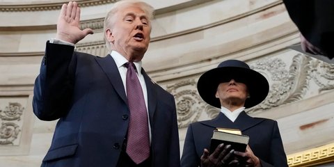 Trump Tidak Letakkan Tangan di Atas Alkitab Saat Diambil Sumpah Sebagai Presiden AS, Ternyata Ini Alasannya