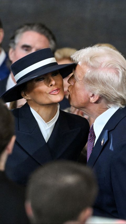 FOTO: Gagal Romantis, Ini Momen Donald Trump Mau Cium Istri tapi Terhalang Topi saat Pelantikan