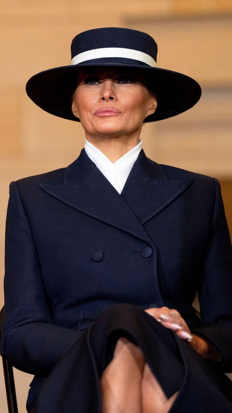 FOTO: Gaya Melania Istri Donald Trump Curi Perhatian di Pelantikan Presiden AS, Tampil Serba Hitam dengan Topi 'Anti Cium'