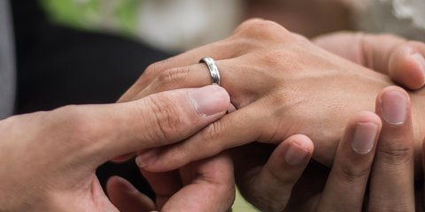 Terpaut Jarak Usia Jauh, Cewek Ini Curhat Tak Menyangka Jodohnya Ternyata Guru Sendiri