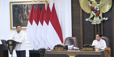 VIDEO: Ekspresi Tegang Gibran Berdiri Tegap Melirik Prabowo saat Lapor Rencana Kunker ke India