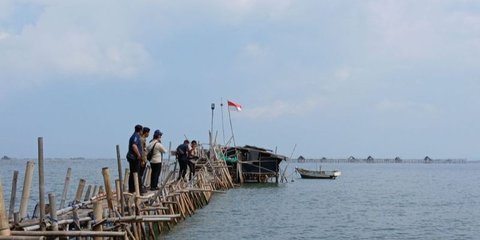 VIDEO: Wajah Pasukan Gigih Tahan Dingin, Makan di Laut di Tengah Obrak Abrik Pagar Bambu Tangerang