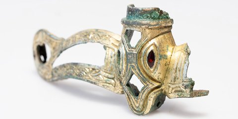 Pendetektor Metal Temukan Pecahan Helm dari Sebelum Zaman Viking, Bersepuh Emas dan Dihias Batu Mulia