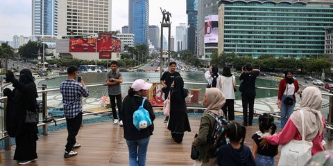 FOTO: Anjungan Halte TransJakarta Bundaran HI Jadi Primadona Wisata Murah di Tengah Libur Isra Mikraj
