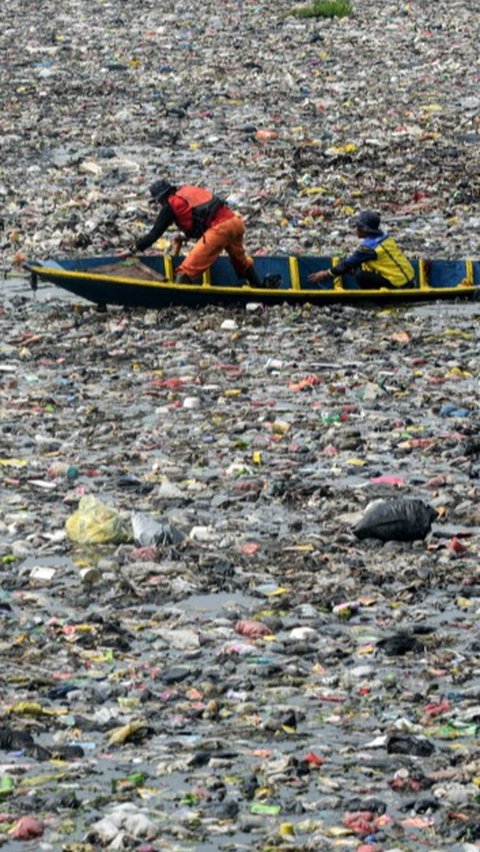 FOTO: Penampakan Lautan Sampah Cemari Sungai Citarum, Totalnya Capai 19 Ton