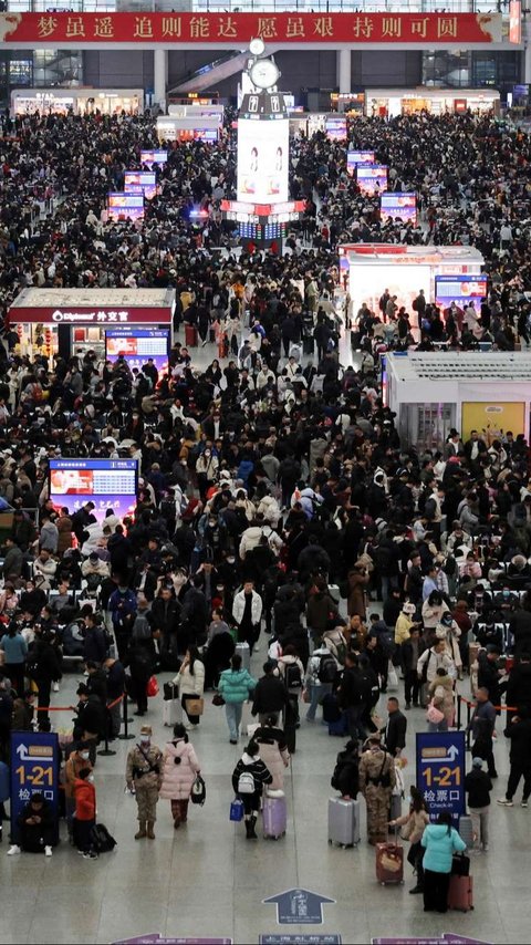 FOTO: Mudik Imlek 2025 di China Cetak Rekor 9 Miliar Perjalanan, Begini Potret Stasiun Dipadati Lautan Manusia