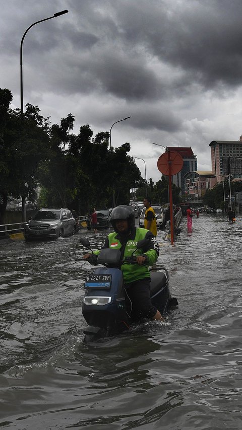 FOTO: Imbas Hujan Deras, Puluhan Ruas Jalan di Jakarta Terendam Banjir