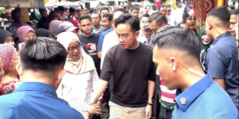 Berkaos Hitam Wapres Gibran Blusukan di Surabaya, Ibu-Ibu Kampung Salting Bisik-Bisik Bilang Ganteng