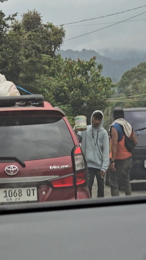 Pungli Berbalut Minta Sumbangan Jalan Rusak Bikin Macet 7 Jam di Jalur Lintas Sumatera