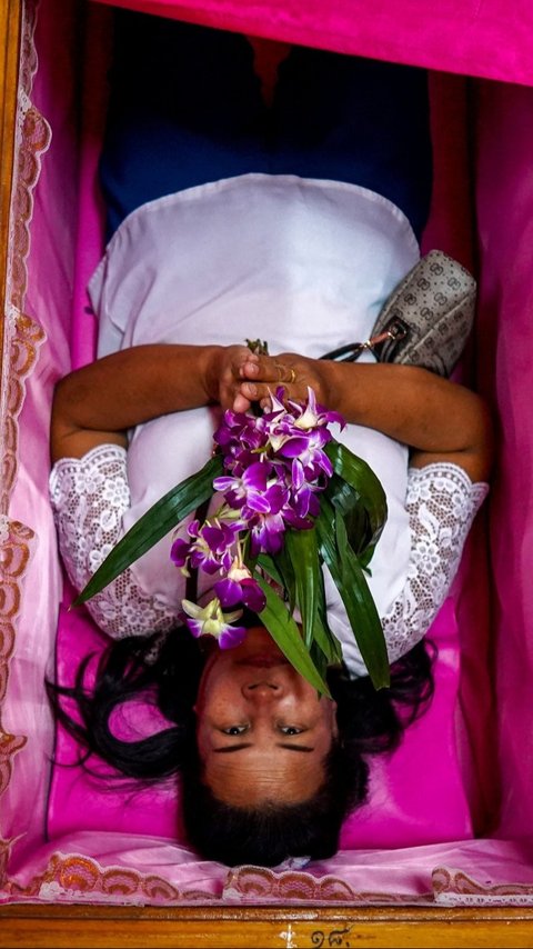 FOTO: Ritual Unik Warga Thailand Sambut Tahun Baru, Berdoa di Peti Mati untuk Singkirkan Nasib Buruk dan Ingat Kematian