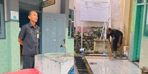 Sosok Kepala Sekolah ini Jadi Sorotan, Rela Rogoh Uang Pribadi, Menyapu & Mengepel Sekolah Sendirian