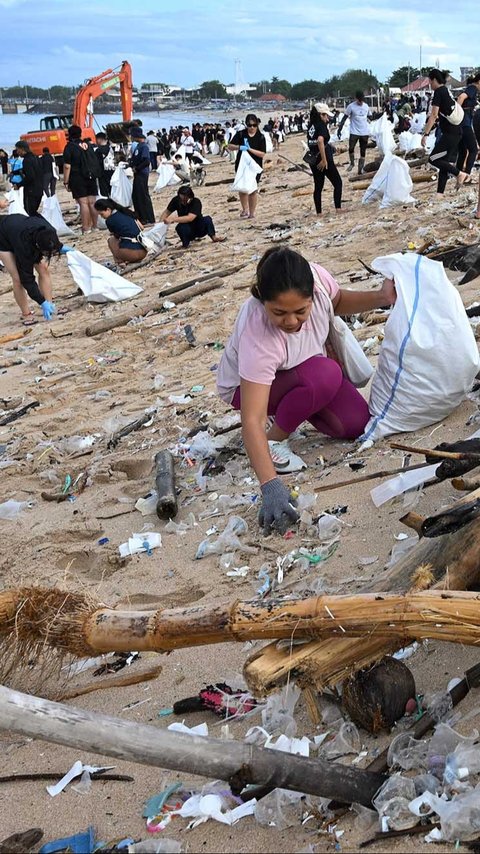 FOTO: Aksi Bersama Membersihkan Sampah di Pantai Kedonganan Bali