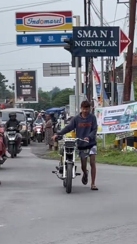 Tak Pakai Helm di Lampu Merah, Pemotor Ini Kaget Tiba-tiba Ada Polisi, Endingnya Malah Untung